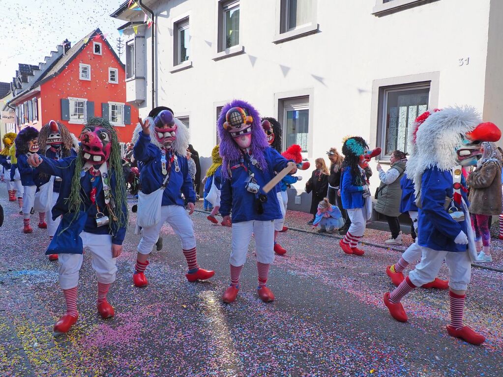 Der Umzug der Brezele Buebe zog sich am Samstag durch Kandern.