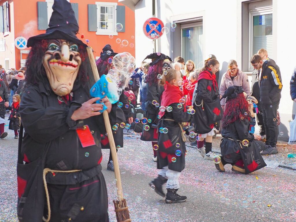 Der Umzug der Brezele Buebe zog sich am Samstag durch Kandern.