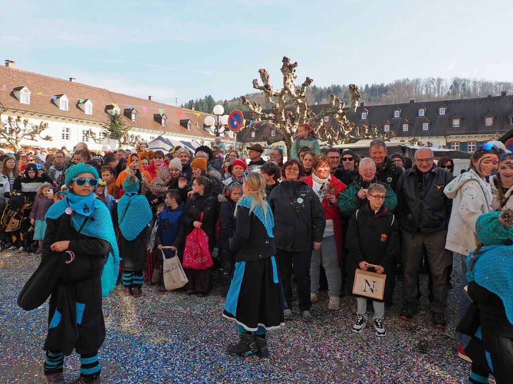 Der Umzug der Brezele Buebe zog sich am Samstag durch Kandern.