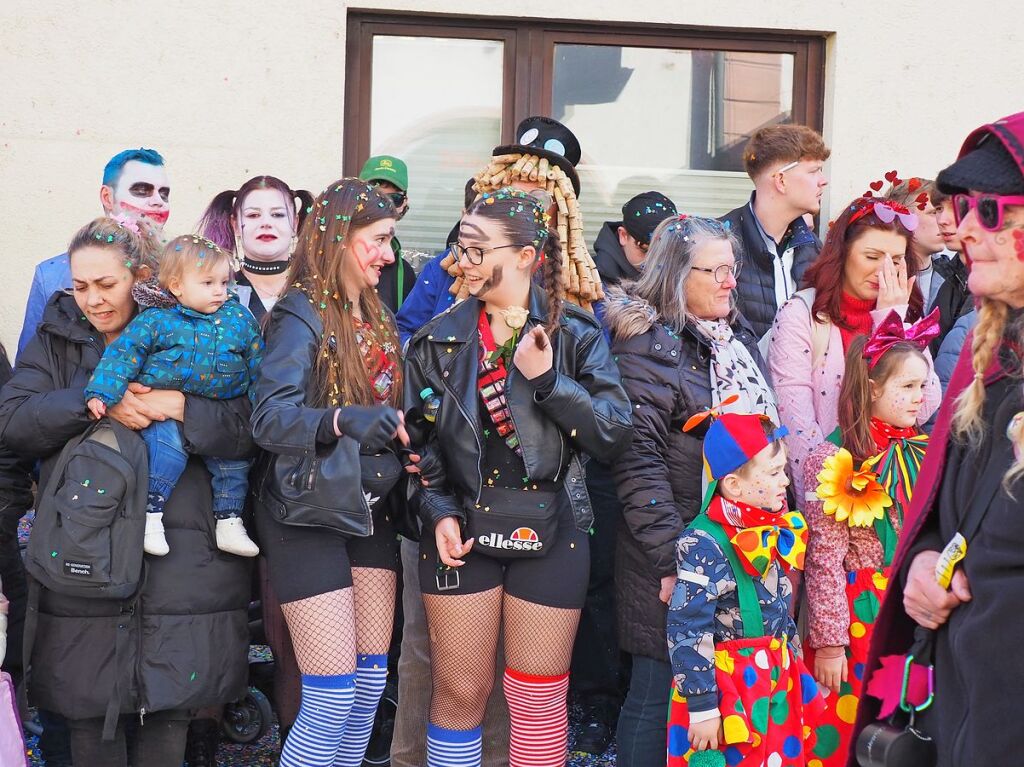 Der Umzug der Brezele Buebe zog sich am Samstag durch Kandern.