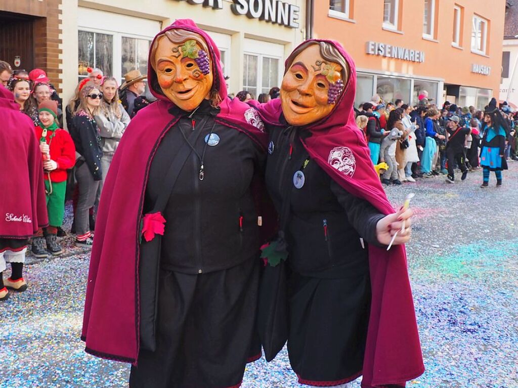 Der Umzug der Brezele Buebe zog sich am Samstag durch Kandern.