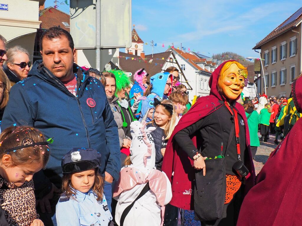 Der Umzug der Brezele Buebe zog sich am Samstag durch Kandern.