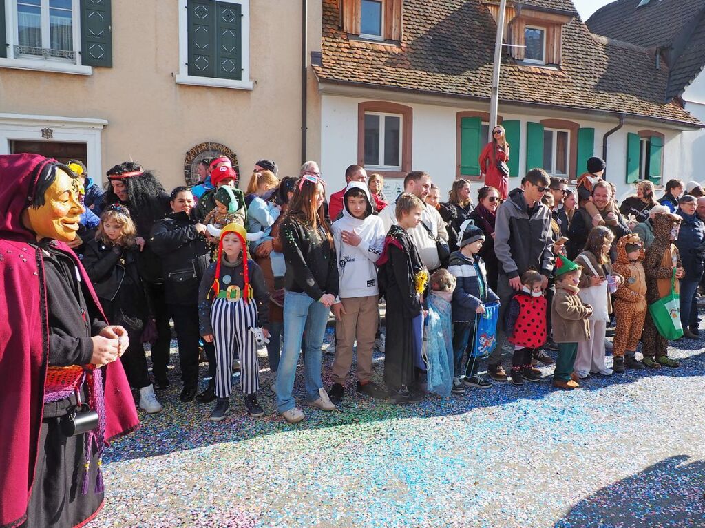 Der Umzug der Brezele Buebe zog sich am Samstag durch Kandern.