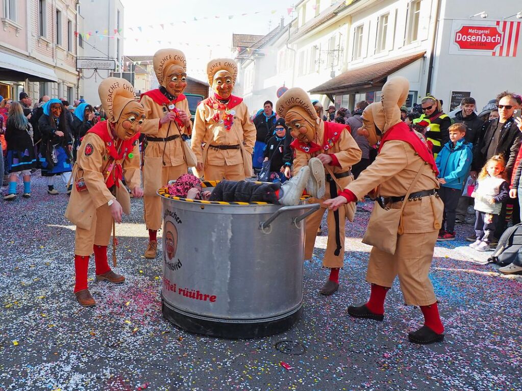 Der Umzug der Brezele Buebe zog sich am Samstag durch Kandern.