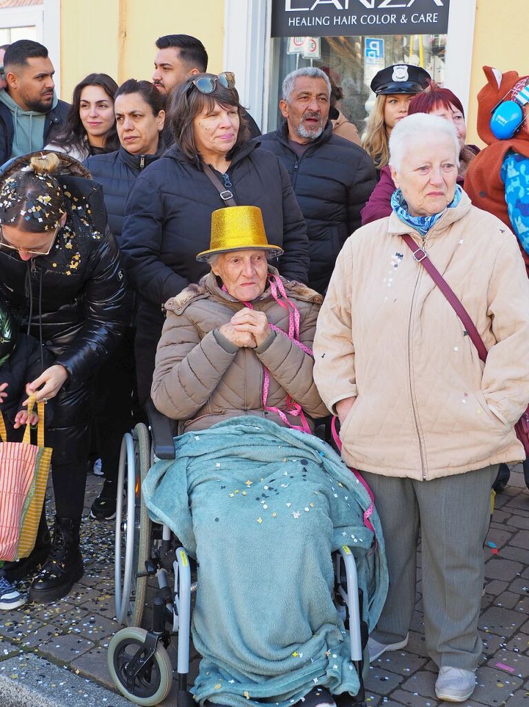 Der Umzug der Brezele Buebe zog sich am Samstag durch Kandern.