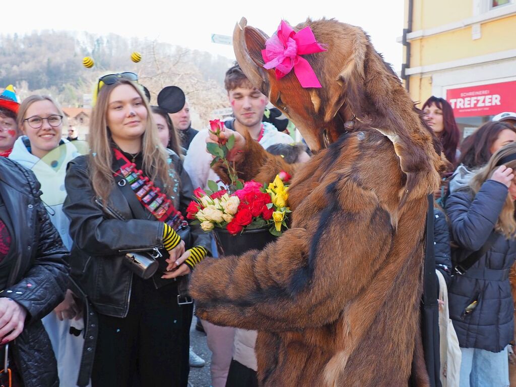 Der Umzug der Brezele Buebe zog sich am Samstag durch Kandern.