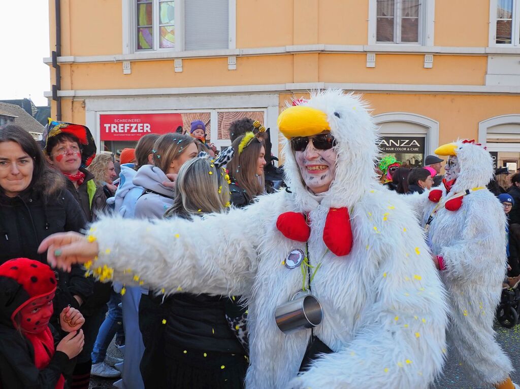 Der Umzug der Brezele Buebe zog sich am Samstag durch Kandern.