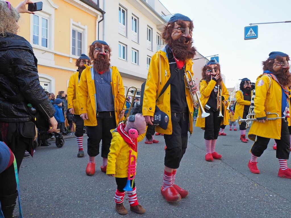 Der Umzug der Brezele Buebe zog sich am Samstag durch Kandern.