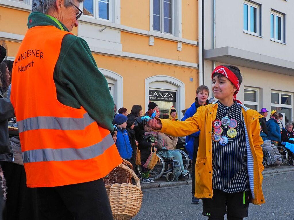 Der Umzug der Brezele Buebe zog sich am Samstag durch Kandern.