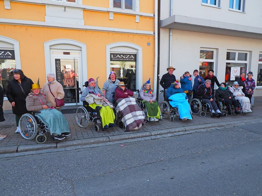 Der Umzug der Brezele Buebe zog sich am Samstag durch Kandern.