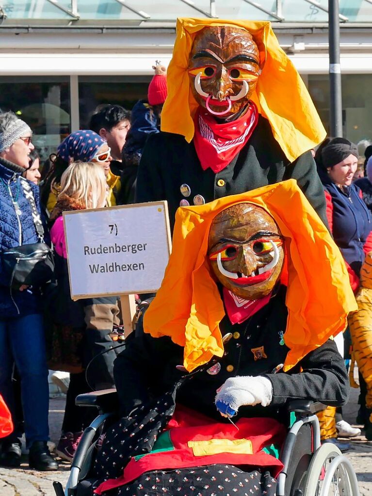 Rudeberger Waldhexen vor ort beim Umzug in Titisee am Sonntag.