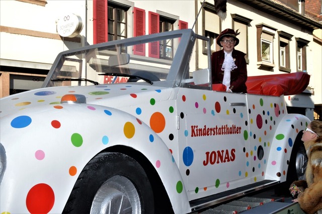 Kinderstatthalter Jonas im VW-Cabrio  | Foto: Edgar Steinfelder