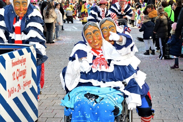 Zu Gast waren auch die 12 Glunggis aus Haltingen.  | Foto: Edgar Steinfelder