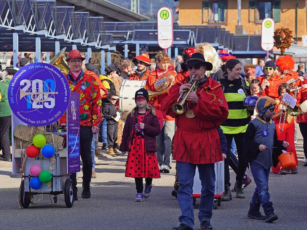 Mit einem groen Umzug hat Kirchzartens Hllenzunft ihr 90. Jubilum gefeiert.