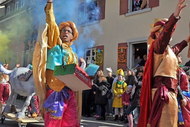 Buntes Treiben beim Fasnachtsumzug in Zell  | Foto: Sarah Trinler