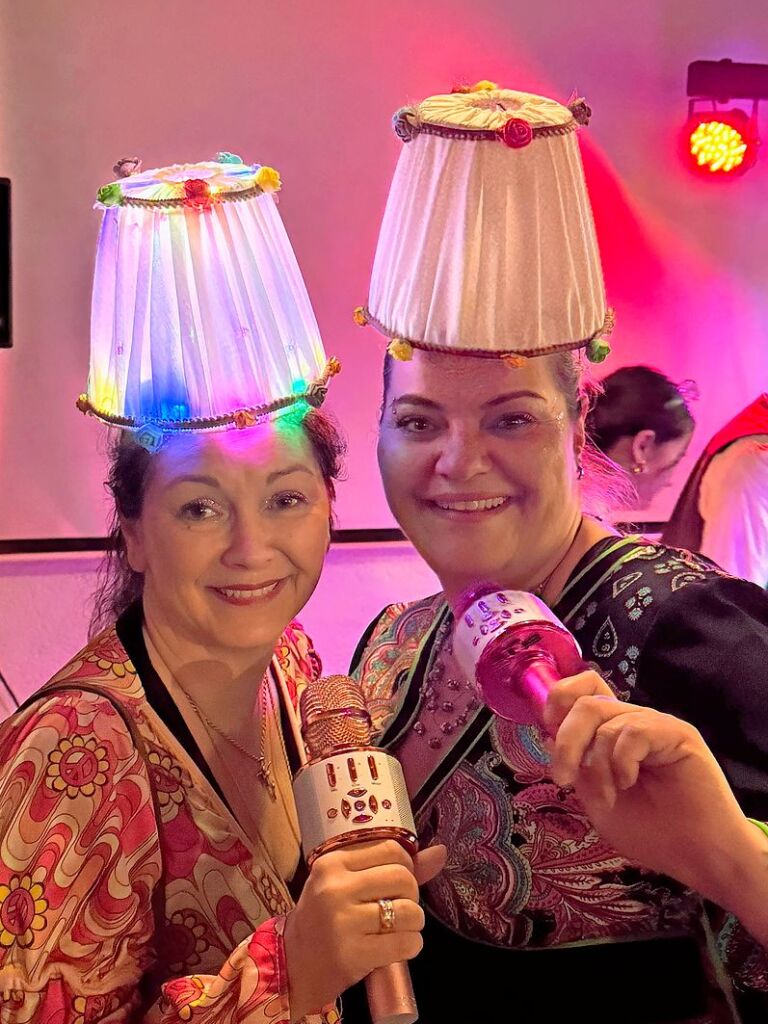 Stefanie und Stefanie traten beim  Lumpenball der Bchleputzer zum 90. Zunftjubilum auf.