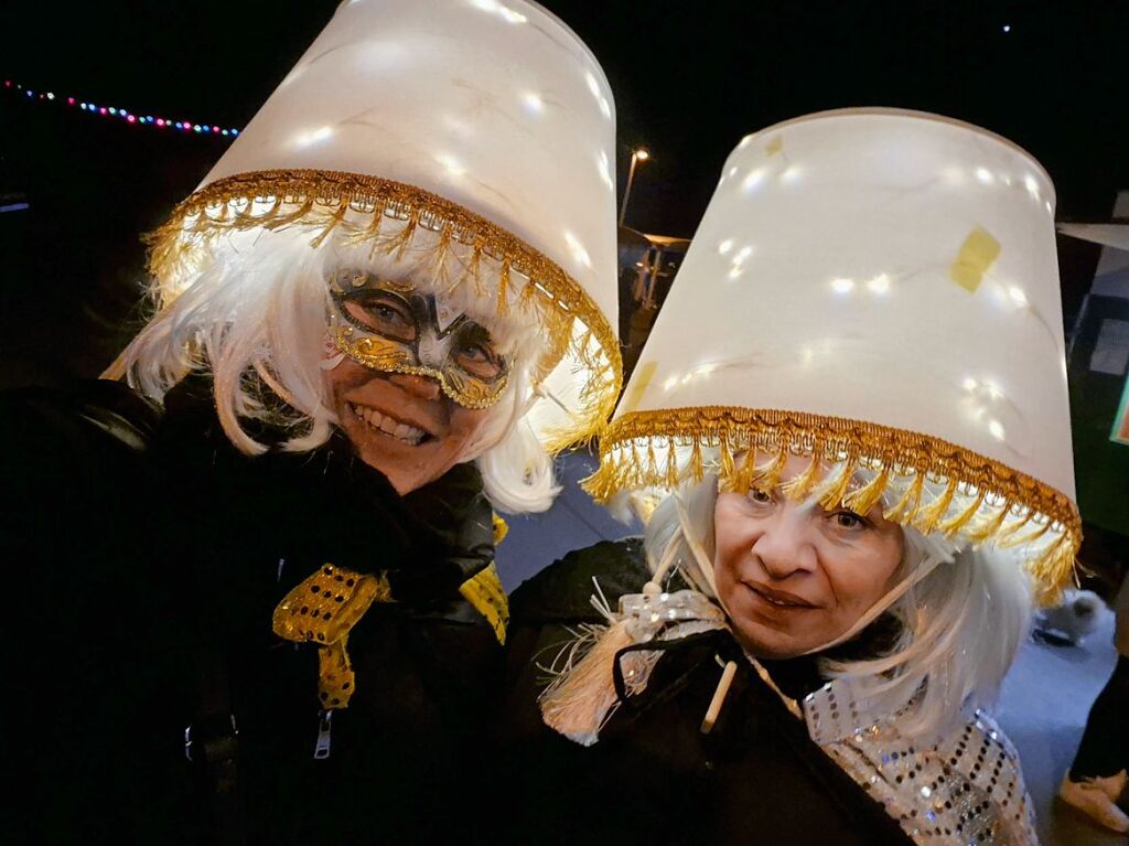 Heike Gehr und Freundin im Lampen-Kostm.