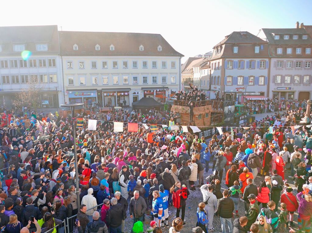 Bestes Wetter, beste Stimmung: Der Umzug in der Emmendinger Innenstadt mit 85 Gruppen