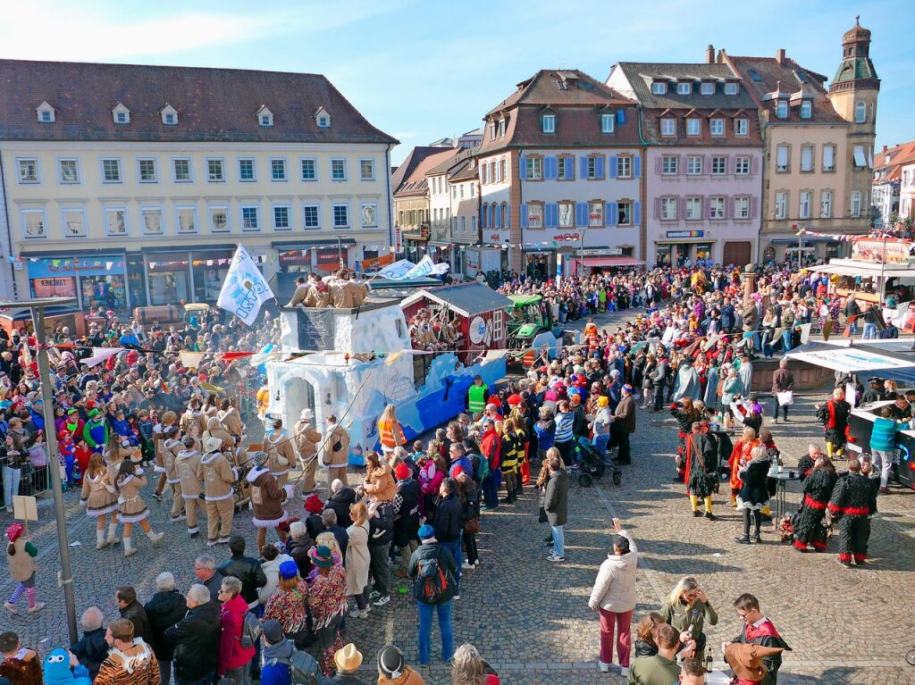 Bestes Wetter, beste Stimmung: Der Umzug in der Emmendinger Innenstadt mit 85 Gruppen