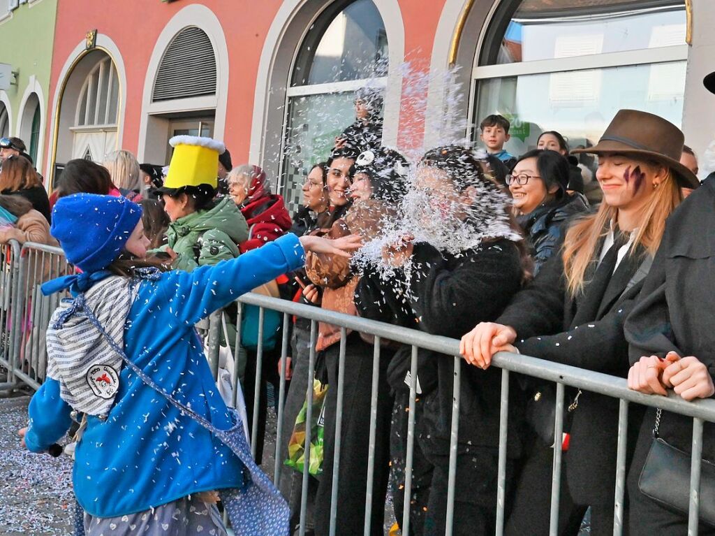 Bestes Wetter, beste Stimmung: Der Umzug in der Emmendinger Innenstadt mit 85 Gruppen