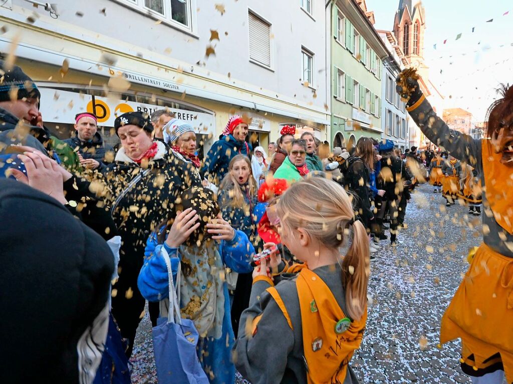 Bestes Wetter, beste Stimmung: Der Umzug in der Emmendinger Innenstadt mit 85 Gruppen