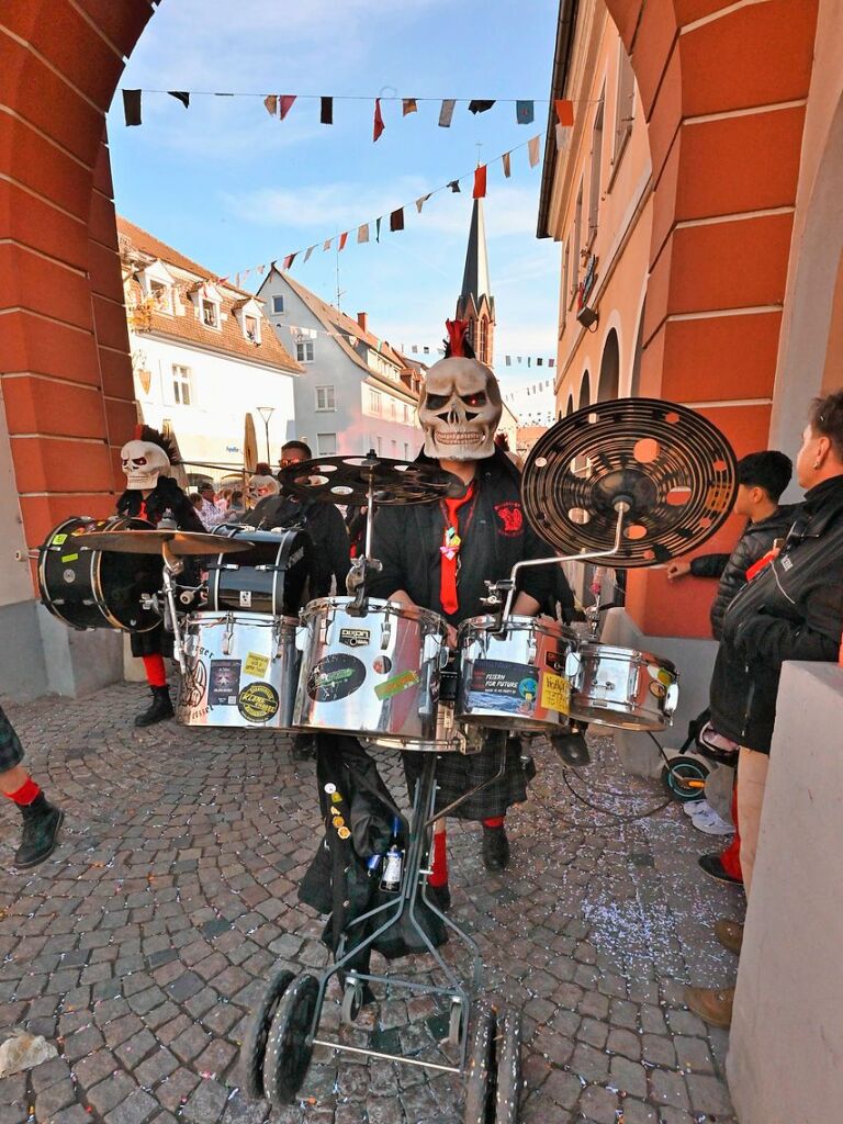 Bestes Wetter, beste Stimmung: Der Umzug in der Emmendinger Innenstadt mit 85 Gruppen