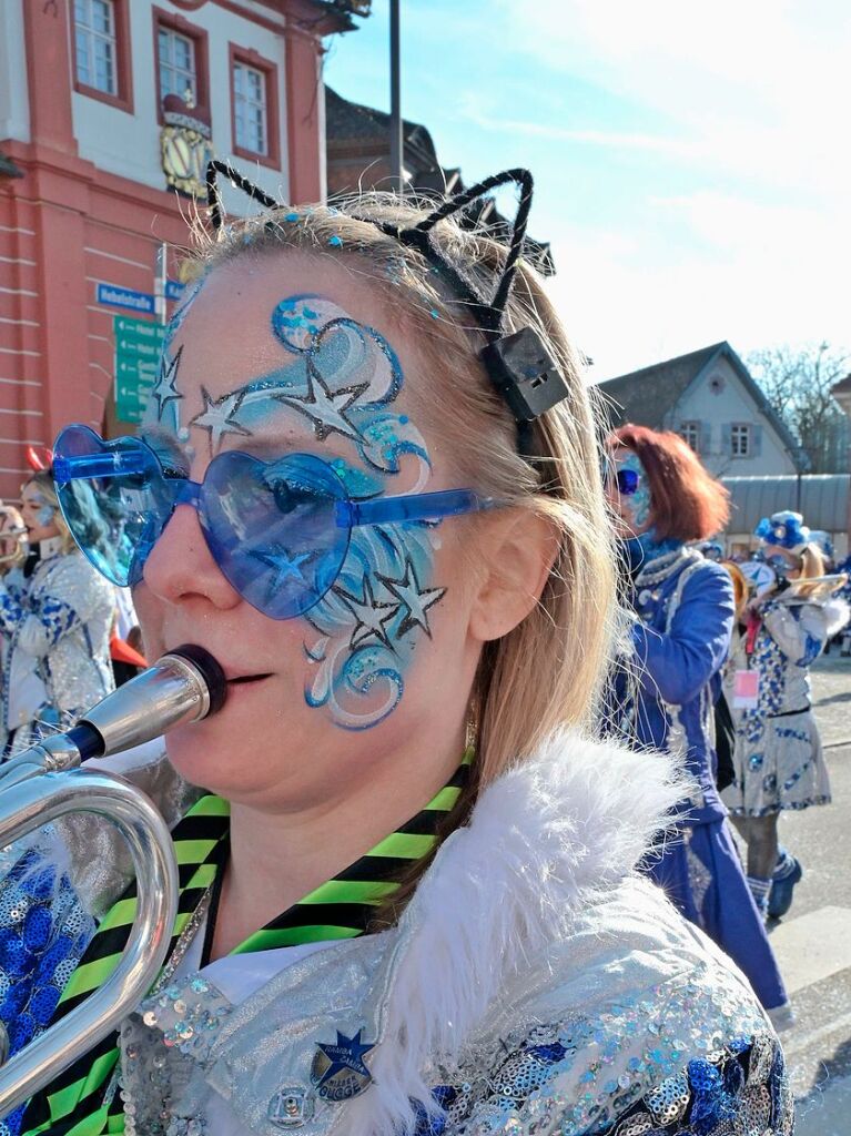 Bestes Wetter, beste Stimmung: Der Umzug in der Emmendinger Innenstadt mit 85 Gruppen