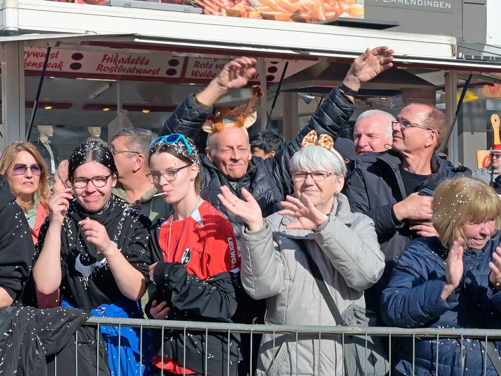 Bestes Wetter, beste Stimmung: Der Umzug in der Emmendinger Innenstadt mit 85 Gruppen