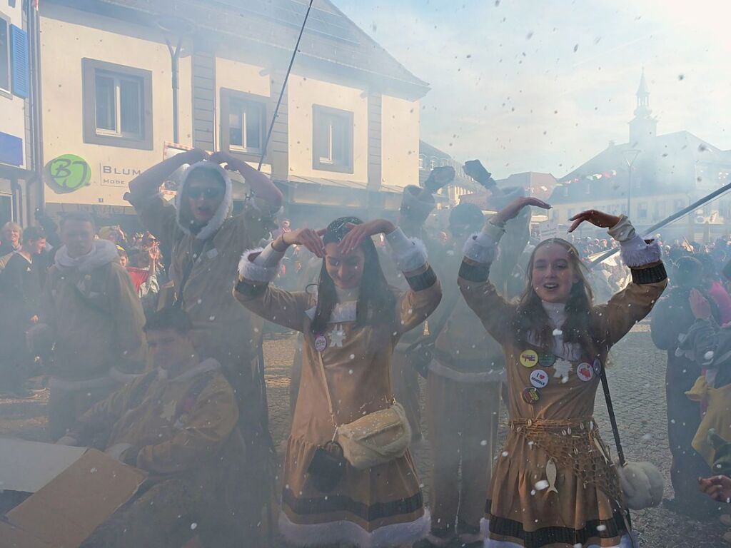 Bestes Wetter, beste Stimmung: Der Umzug in der Emmendinger Innenstadt mit 85 Gruppen