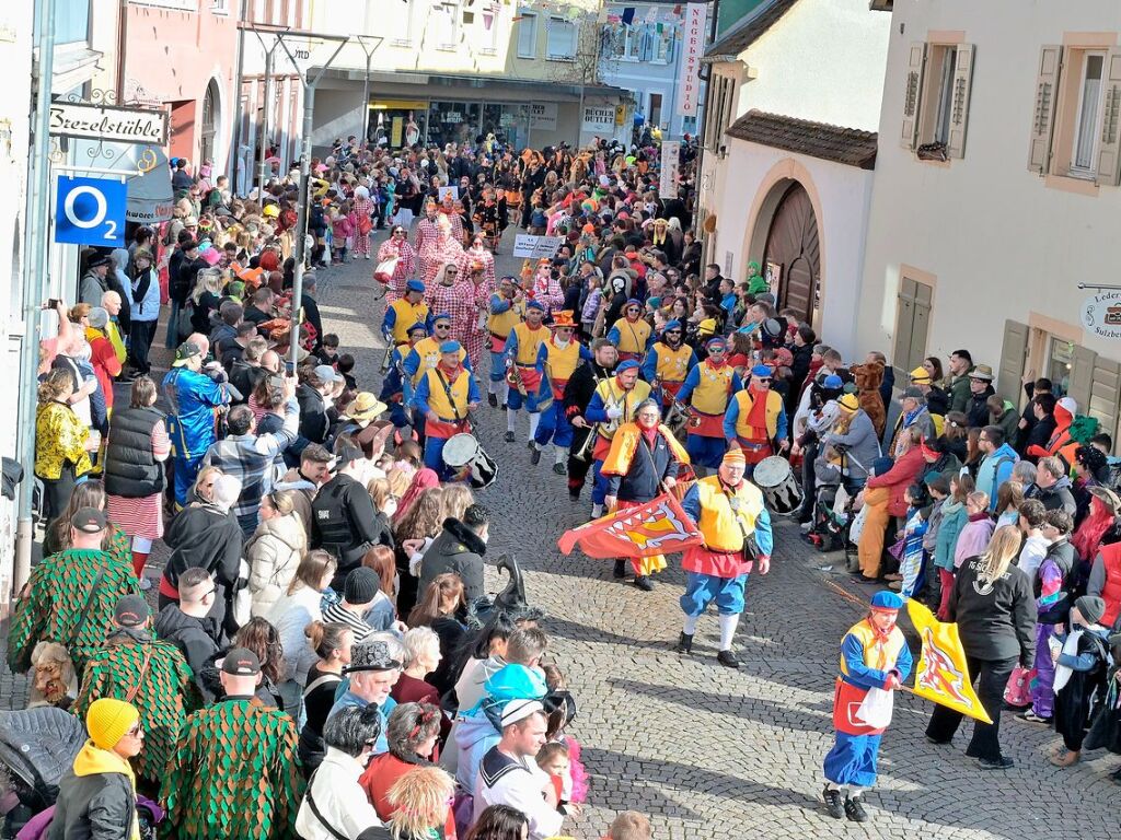 Bestes Wetter, beste Stimmung: Der Umzug in der Emmendinger Innenstadt mit 85 Gruppen