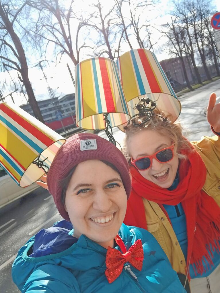 Ihre Lampenschirme haben sie ber eBay-Kleinanzeigen ergattert, die Kostme selbst gebastelt: Annika und Celina.