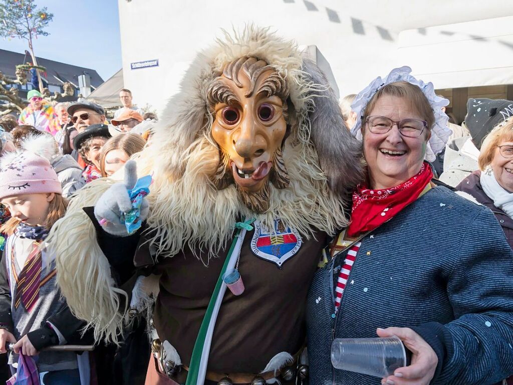 Ein Mllheimer Dorfzottel mischt sich unter die Zuschauerinnen.