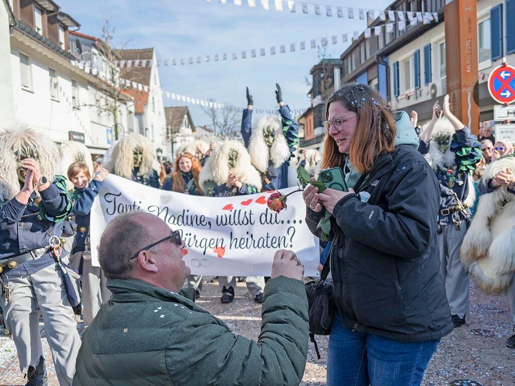 Aus den Reihen der Neuenburger Mnsterwchter gab es einen berraschenden Heiratsantrag whrend des Narrenumzuges.