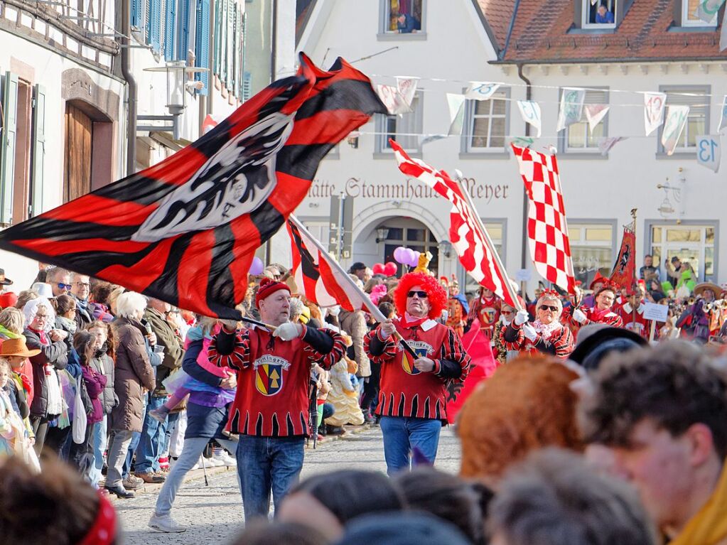 Jubilumsumzug zu 75 Jahre Narrenvereinigung Lustige 13 in Riegel: Die Fahnenschwinger des Fanfarenzugs Teningen fhren den Umzug an.