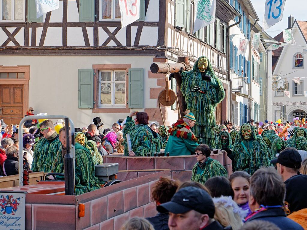 Jubilumsumzug zu 75 Jahre Narrenvereinigung Lustige 13 in Riegel: Die Brunnenteufel kommen.