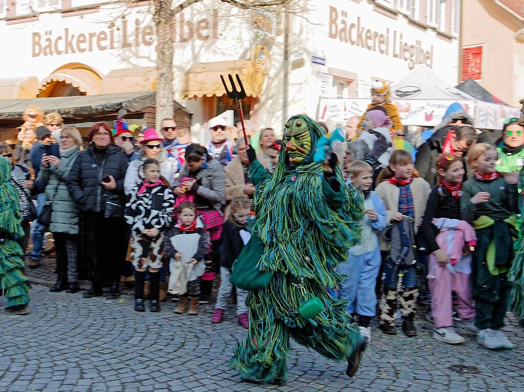 Jubilumsumzug zu 75 Jahre Narrenvereinigung Lustige 13 in Riegel: Die Brunnenteufel kommen.