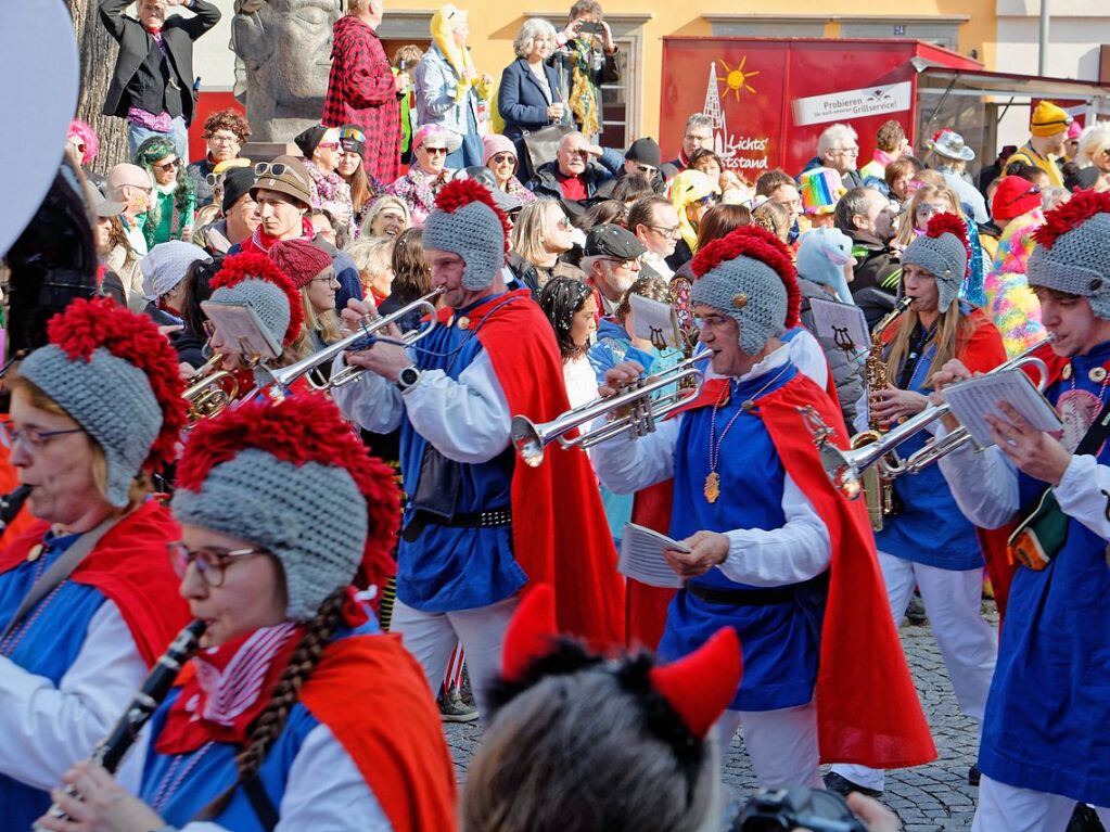 Jubilumsumzug zu 75 Jahre Narrenvereinigung Lustige 13 in Riegel: Der Musikverein im Rmer-Strick-Look