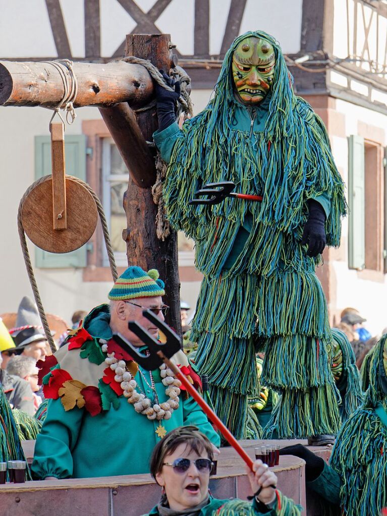 Jubilumsumzug zu 75 Jahre Narrenvereinigung Lustige 13 in Riegel: Die Brunnenteufel kommen.