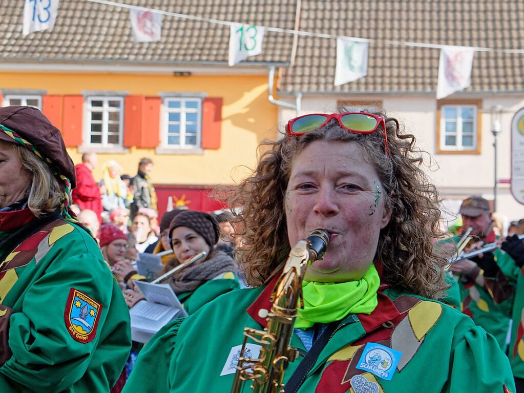 Jubilumsumzug zu 75 Jahre Narrenvereinigung Lustige 13 in Riegel: Musikerin aus Forchheim