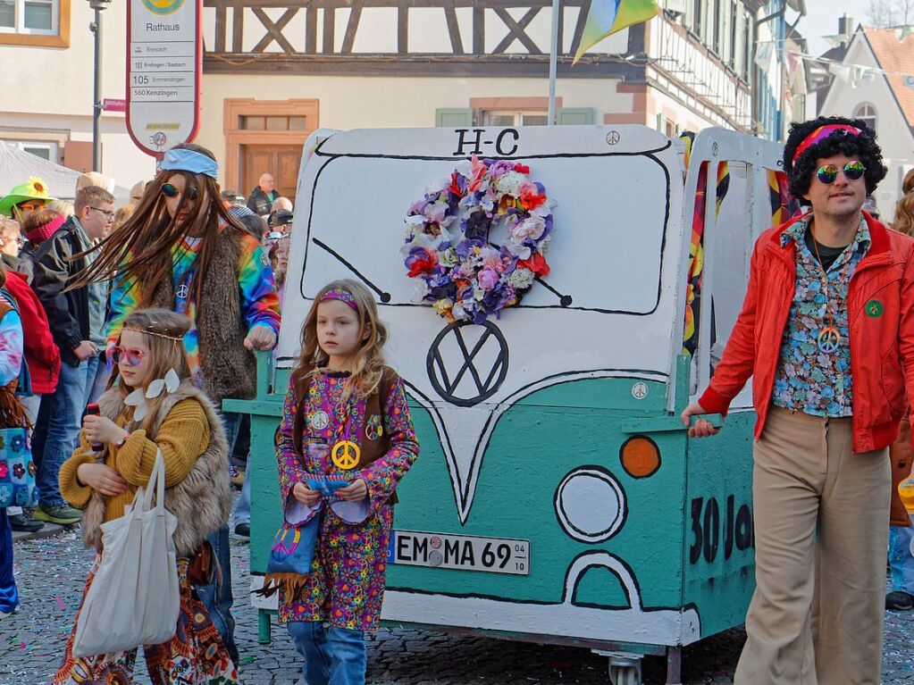 Jubilumsumzug zu 75 Jahre Narrenvereinigung Lustige 13 in Riegel: Der Forchheimer Hodumi-Club feiert 30 Jahre unter dem Motto "Give peace a chance".