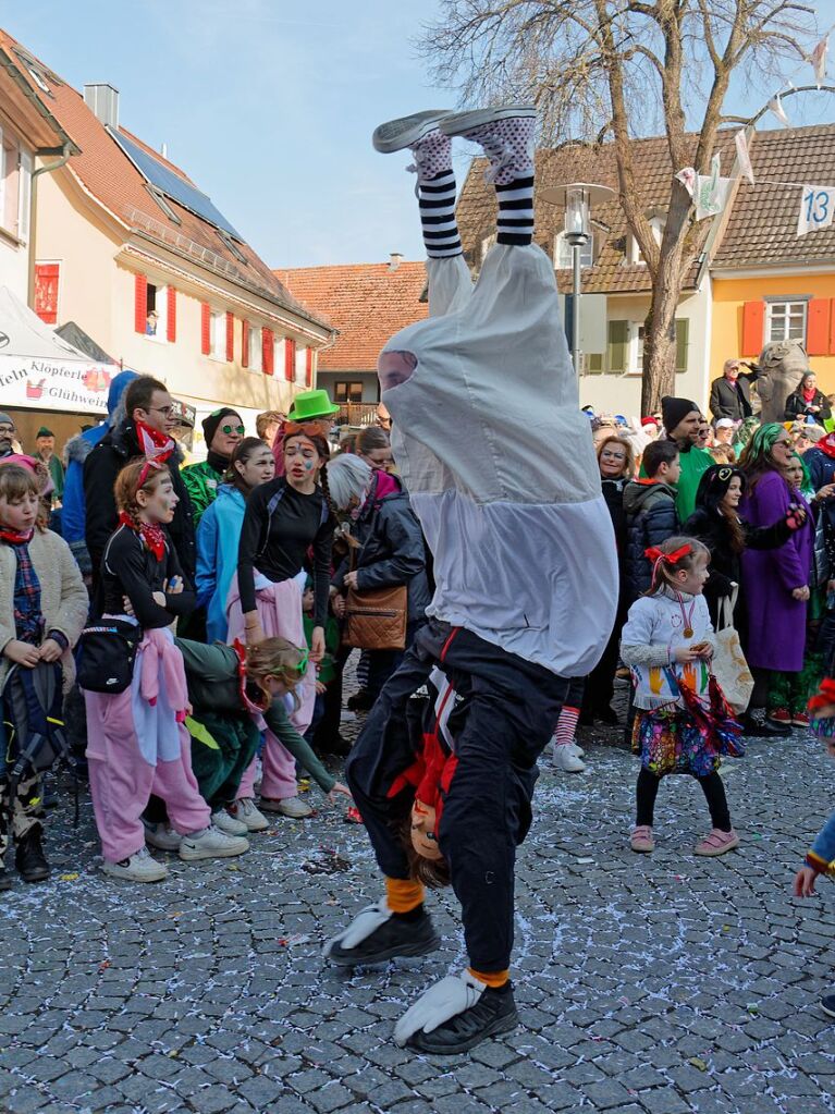 Jubilumsumzug zu 75 Jahre Narrenvereinigung Lustige 13 in Riegel: Die Riegeler Turner prsentieren sich zum 60. Jubilum fit wie ein Turnschuh.