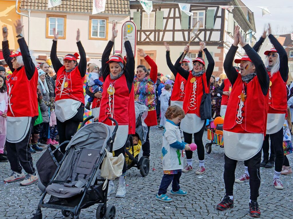 Jubilumsumzug zu 75 Jahre Narrenvereinigung Lustige 13 in Riegel: Die Riegeler Turner prsentieren sich zum 60. Jubilum fit wie ein Turnschuh.