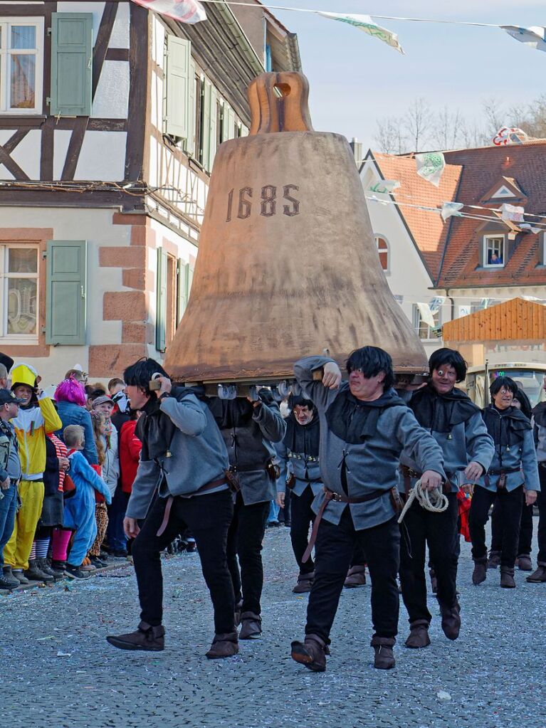 Jubilumsumzug zu 75 Jahre Narrenvereinigung Lustige 13 in Riegel: Die Rckkehr der Glckner von Notre Dame prsentierte die Fasnetsgruppe Marco Thimm aus Wyhl.