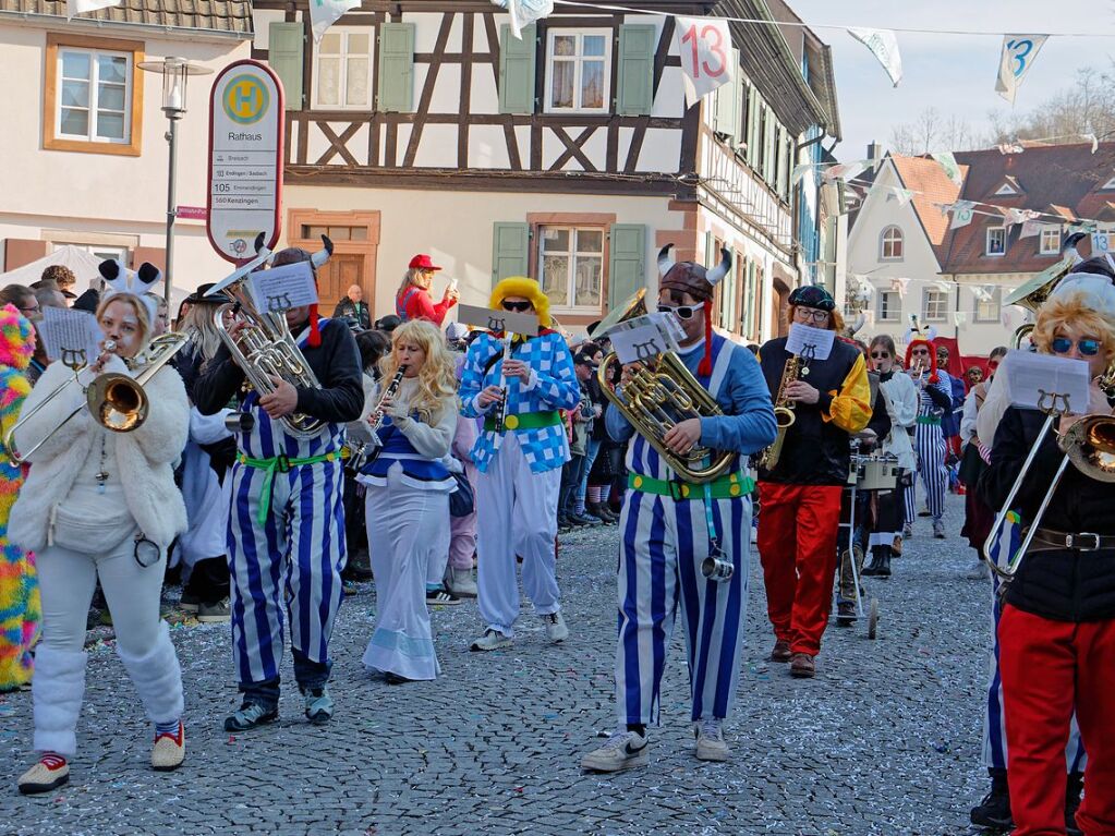 Jubilumsumzug zu 75 Jahre Narrenvereinigung Lustige 13 in Riegel: Der Musikverein Bahlingen im Stil der Gallier.