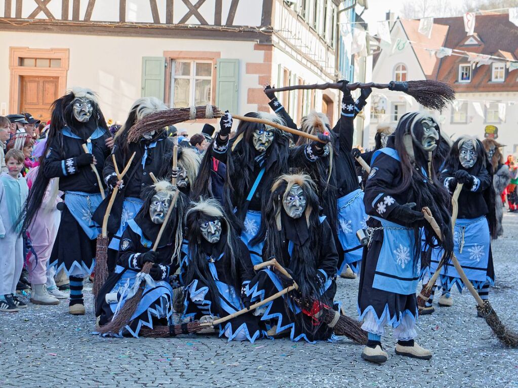 Jubilumsumzug zu 75 Jahre Narrenvereinigung Lustige 13 in Riegel: Die Schneesturmhexen aus Denzlingen