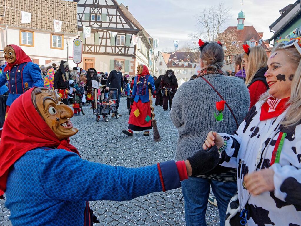 Jubilumsumzug zu 75 Jahre Narrenvereinigung Lustige 13 in Riegel: Charmeoffensive einer Gundelfinger Dorfhexe