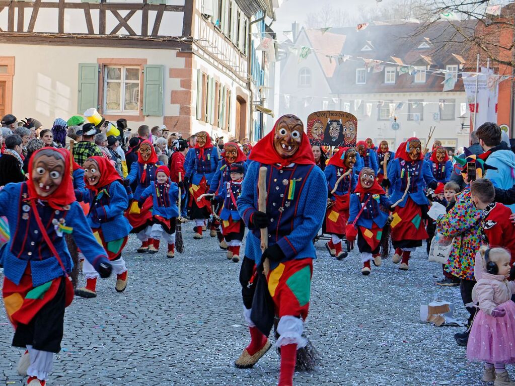 Jubilumsumzug zu 75 Jahre Narrenvereinigung Lustige 13 in Riegel: Die Dorfhexen aus Gundelfingen