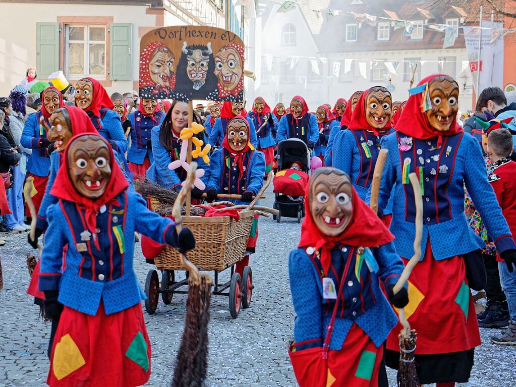 Jubilumsumzug zu 75 Jahre Narrenvereinigung Lustige 13 in Riegel: Die Dorfhexen aus Gundelfingen