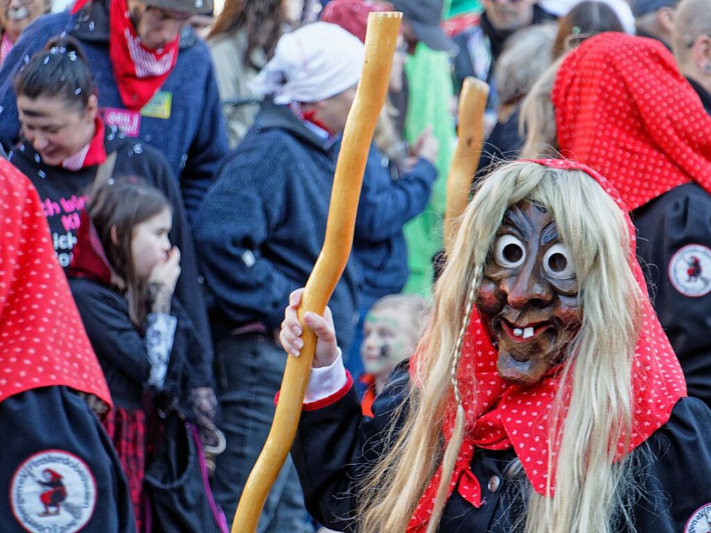 Jubilumsumzug zu 75 Jahre Narrenvereinigung Lustige 13 in Riegel: Finsterdobelhexen aus Oberbergen