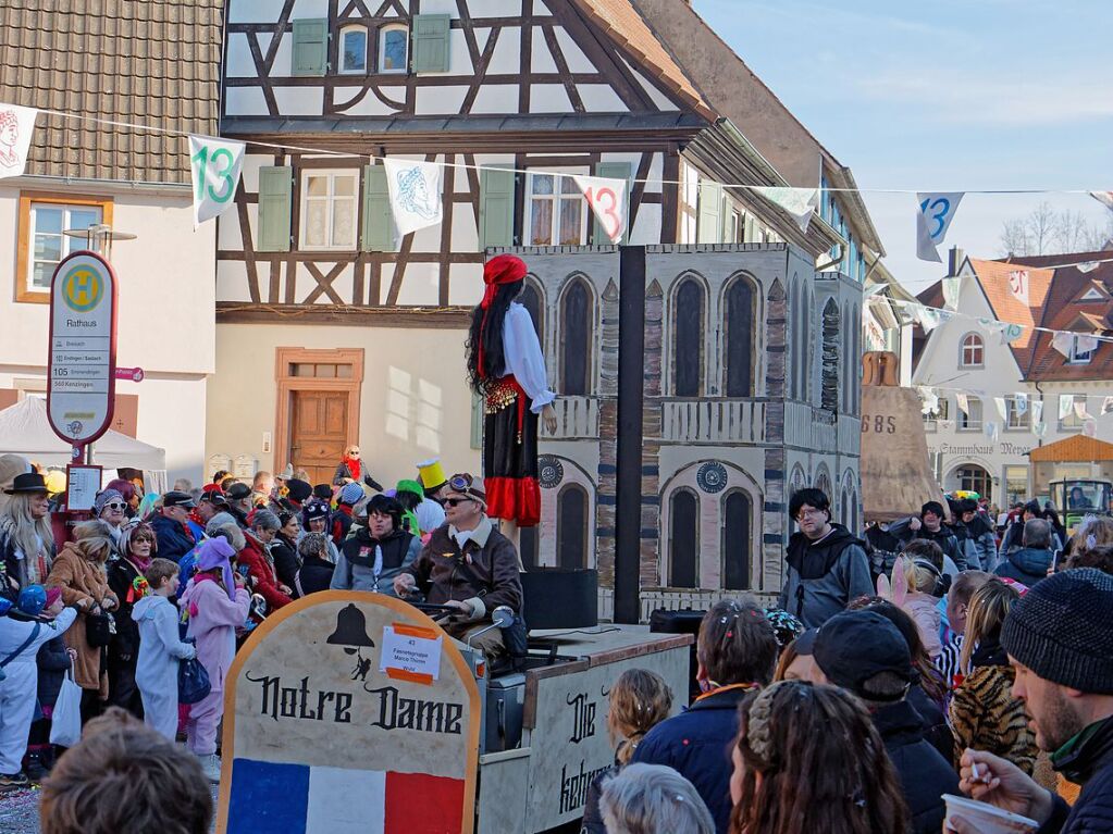 Jubilumsumzug zu 75 Jahre Narrenvereinigung Lustige 13 in Riegel: Die Rckkehr der Glckner von Notre Dame prsentierte die Fasnetsgruppe Marco Thimm aus Wyhl.